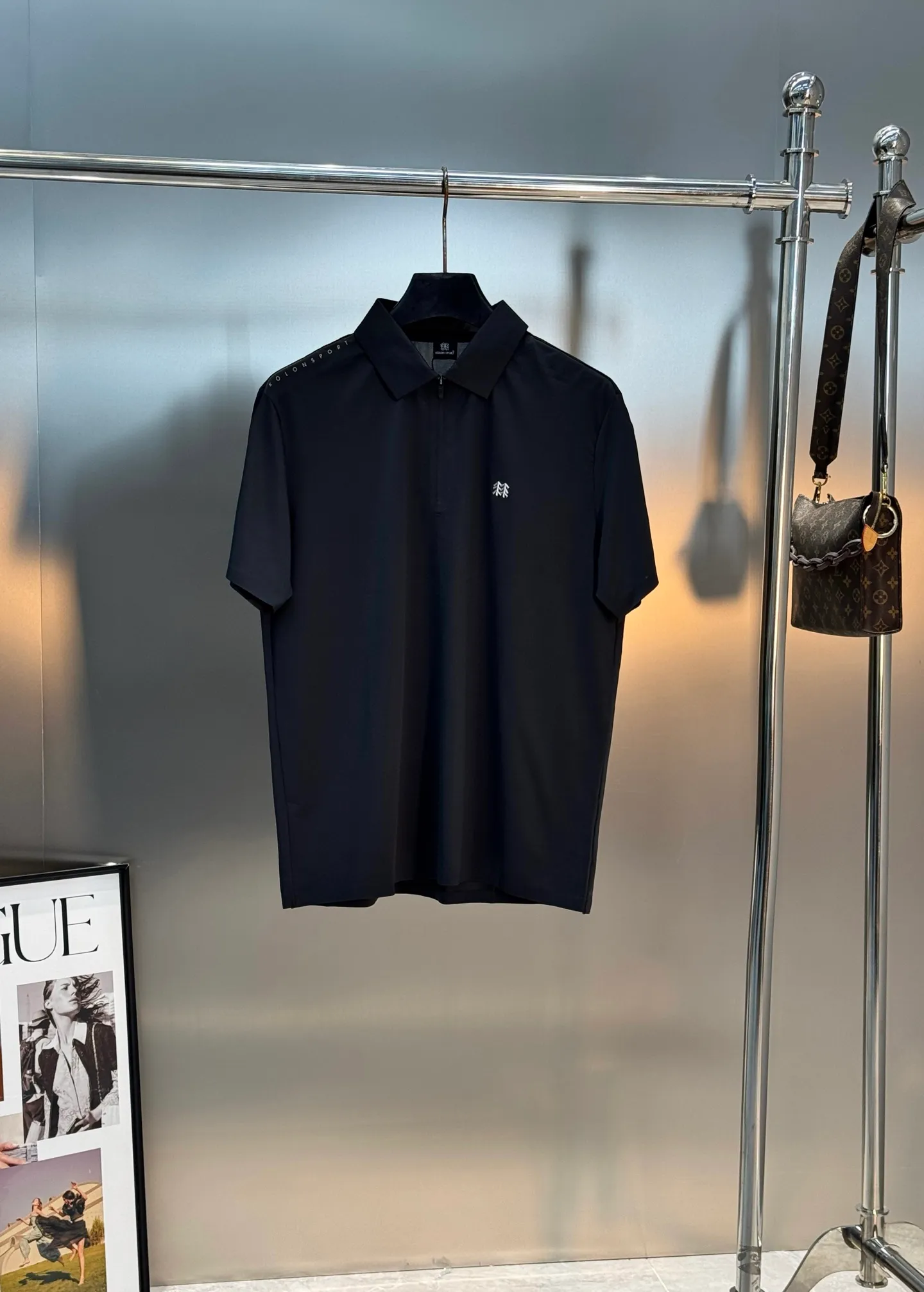 ⚜️KOLON SPORT men's half-zip POLO shirt, outdoor series recommended! Simple design with brand logo, light and quick-drying fabric, excellent moisture wicking, super comfortable to wear in summer! The zipper lapel is easy to put on and take off, and it also has a sporty feel, making it easy to manage daily commuting and outdoor activities. The fabric is cool and skin-friendly, anti-wrinkle and sun-protective. It is suitable for business casual or light outdoor use. It goes well with trousers or casual pants. It is practical and Versatile! All three standards! Color: Black.Blue.Khaki.Gray.Sizes: M-4XL version is too large❗️(5XL can be customized) 175/140 catties recommended L